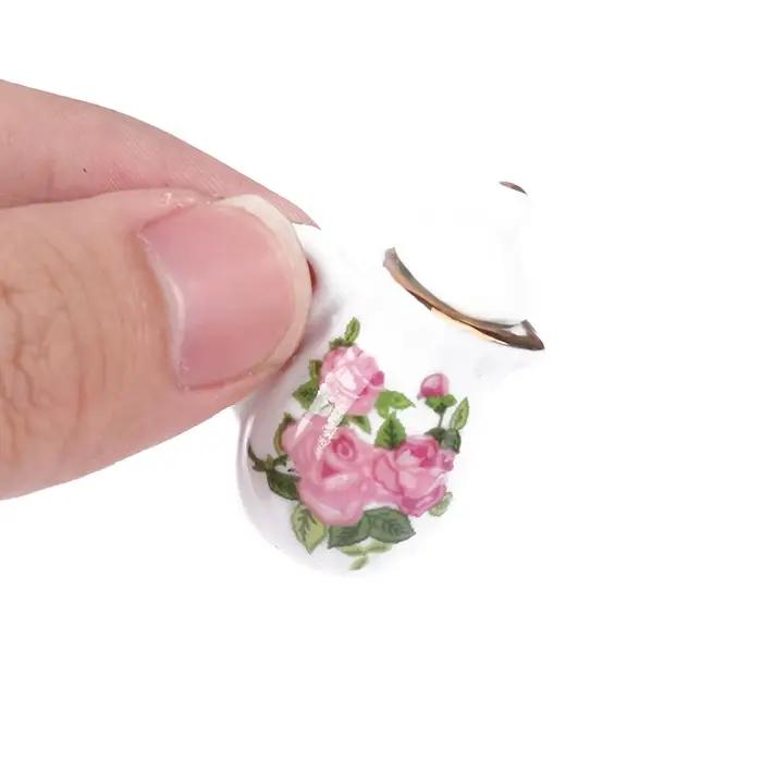 Ensemble de tasses à thé miniatures en porcelaine et céramique