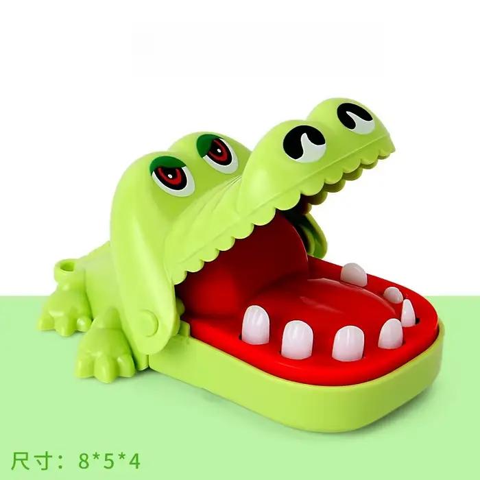 Jouet de dentiste alligator mordant le doigt