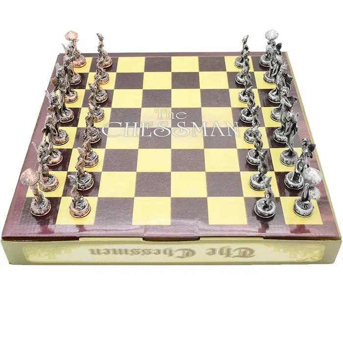 Un luxueux jeu de réunion de famille en pièces d'échecs avec un thème de personnage en métal. La boîte