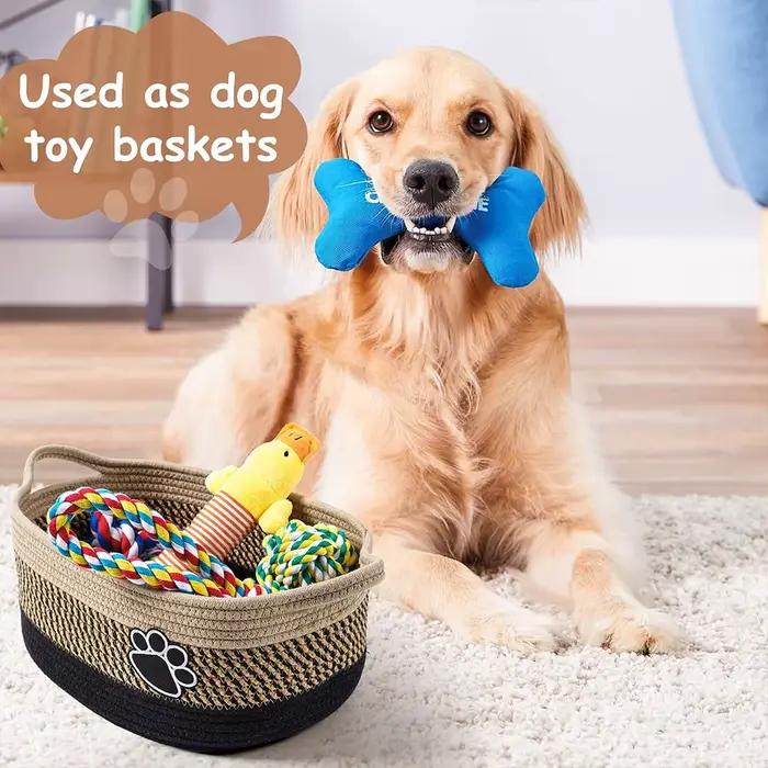 Panier de rangement pour jouets pour animaux de compagnie avec poignée. Tissage artisanal avec des empreintes de pattes de chien. Peut également stocker les jouets des enfants et les objets divers