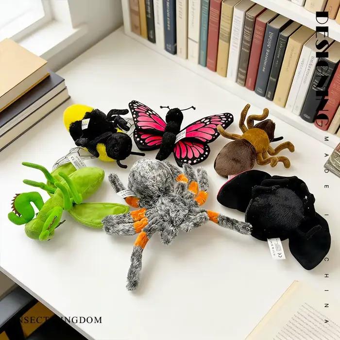 Petit jouet en peluche insecte