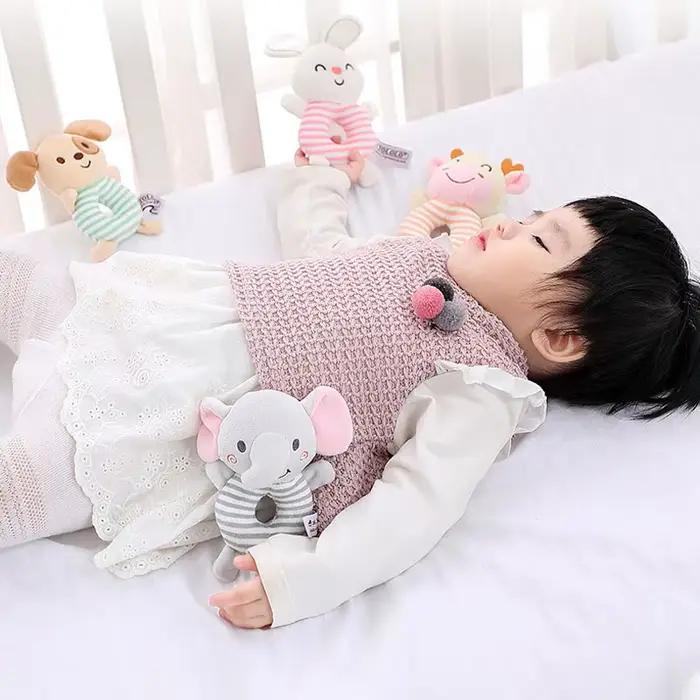 Hochets en peluche rembourrés avec personnages de dessins animés pour bébés de 0 à 24 mois jouets de lit animaux éducatifs occaions spéciales