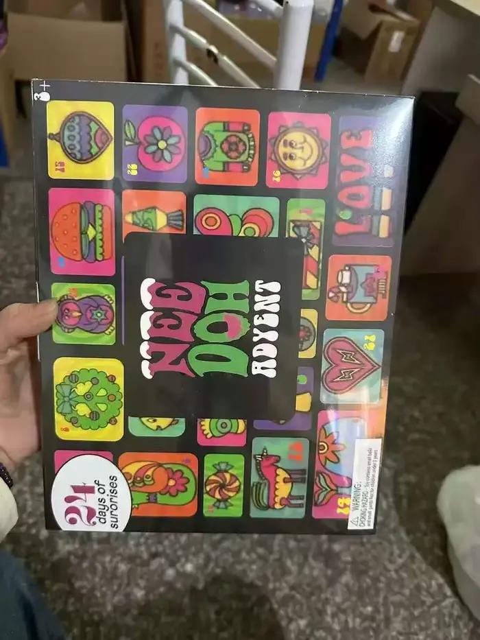 Nouveau Calendrier de l'Avent Needoh 2026 – Cadeau pour Enfants – Compte à Rebours de 24 Jours pour le Nouvel An – Boîte Mystère pour Famille et Amis – Jouet de Fête