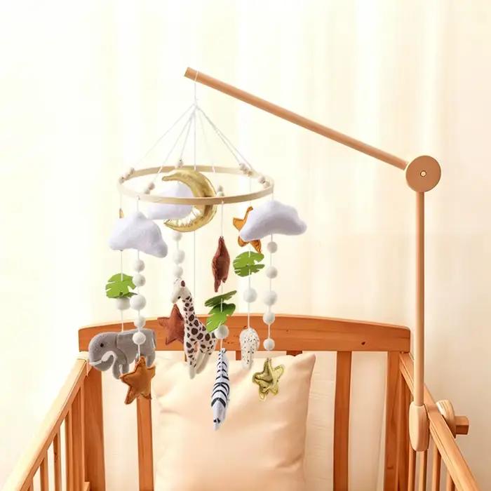 Mobile de lit bébé en feutre avec animaux de la forêt et hochet, pour 0-12 mois, avec support en bois suspendu, jouet hochet pour nouveau-né
