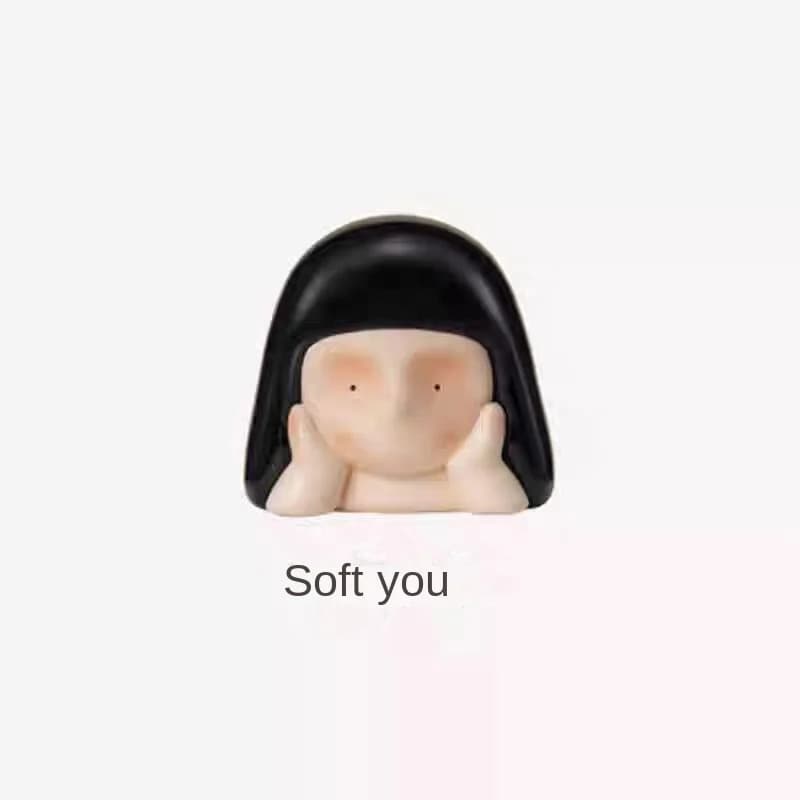 Figurine faite à la main d'une petite fille super mignonne qui est dans un jour et peut guérir l'hum