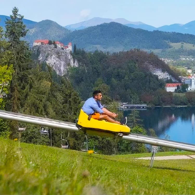 Parc de jeux manèges sur des sous-verres à rouleaux de montagne Sous-verres à rouleaux de montagne g